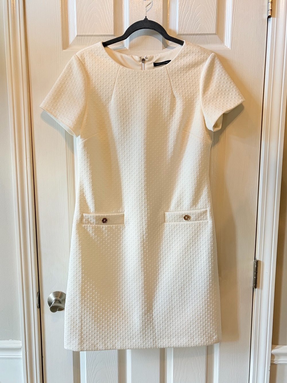 Tommy Hilfiger White Wicker Weave Shift Dress Gold Pockets - Size 6